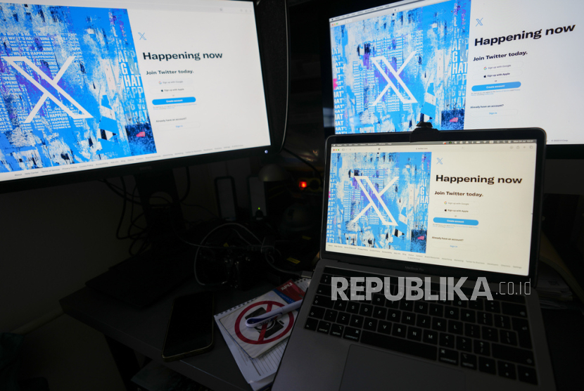 Tampilan laptop dan monitor yang menampilkan halaman masuk Twitter yang menampilkan logo baru, di Beograd, Serbia, Senin, (24/7/2023).
