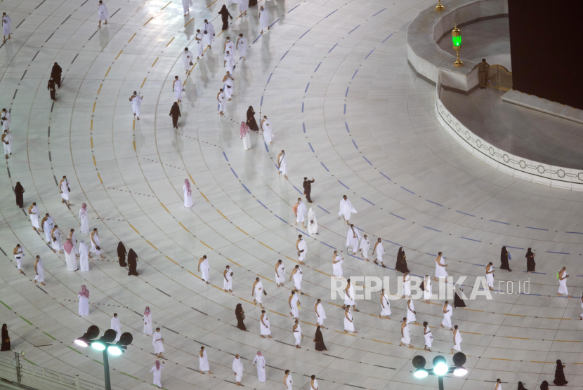 Pemilik Travel Prediksi Umroh Normal 2022. Kelompok pertama umat muslim melakukan ibadah umroh dengan penerapan protokol kesehatan yang ketat di Masjidil Haram, Mekah, Arab Saudi, Sabtu (3/10).