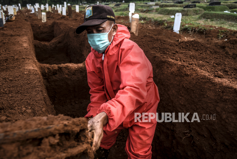 Penggali kubur di Tempat Pemakaman Umum (TPU). Salah satu jasad yang telah dimakamkan sejak Maret 2020 diketahui hilang dari makam