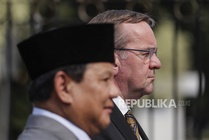 Menteri Pertahanan Jerman Boris Pistorius (kanan) bersama Menteri Pertahanan Indonesia Prabowo Subianto (kiri) menghadiri pertemuan mereka di Jakarta, Indonesia, (5/6/2023).