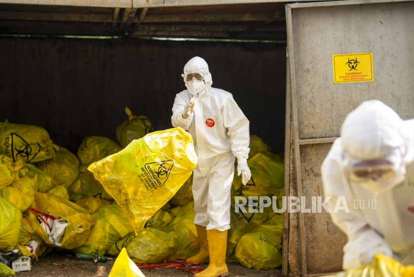 Petugas memindahkan kantong yang berisi limbah medis yang berbahan berbahaya dan beracun (B3) di Rumah Sakit Darurat COVID-19 (RSDC) Wisma Atlet, Kemayoran, Jakarta
