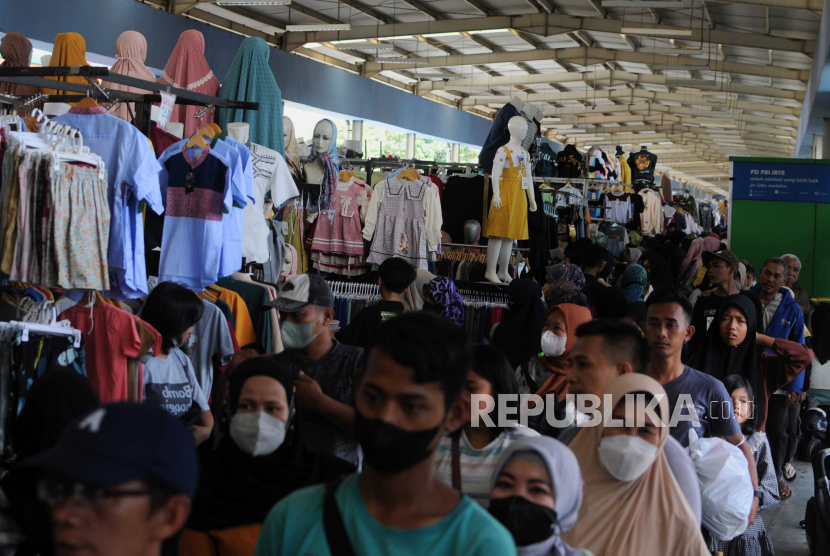 Warga berbelanja pakaian di Skybridge Tanah Abang, Jakarta, Sabtu (15/4/2023). Konsumsi rumah tangga masih menjadi pengerak utama pertumbuhan ekonomi pada kuartal II 2023.