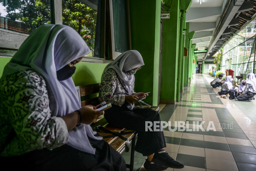 Sejumlah pelajar saat melakukan registrasi nomor kartu perdana yang telah dibagikan di SMK Negeri 8 Jakarta, Kamis (3/9). Kementerian Pendidikan dan Kebudayaan (Kemendikbud) melanjutkan kebijakan subsidi kuota internet untuk pengajar dan siswa/mahasiswa. 