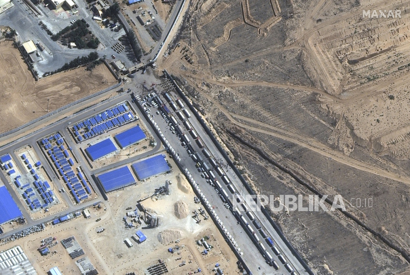 Truk yang membawa bantuan kemanusiaan untuk Jalur Gaza berbaris tertahan di depan gerbang perbatasan Rafah, di Rafah, Mesir.