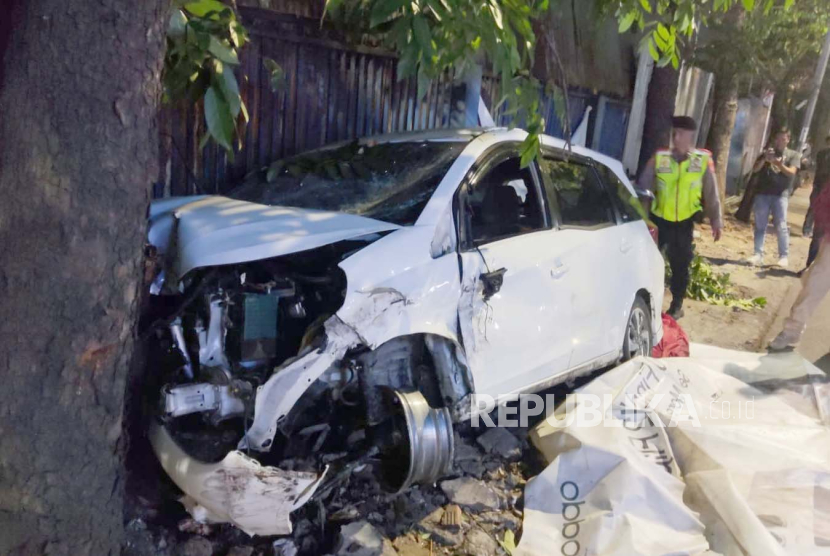 Pengemudi minibus Mobilio bernomor polisi D 1857 AIT Angga menabrak tiga sepeda motor di Jalan Rumah Sakit, Kota Bandung, Kamis (9/11/2023) malam. Akibatnya, enam orang mengalami luka-luka ringan dan harus dilarikan ke rumah sakit Ujungberung. 