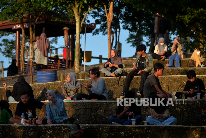 Pengunjung menikmati senja di Puncak Sosok, Bantul, Yogyakarta.