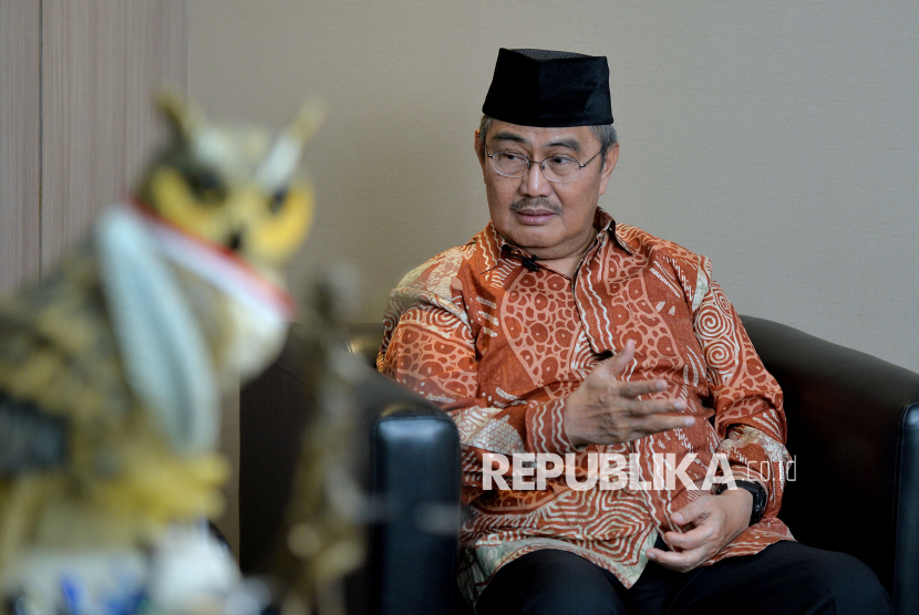 Ketua Komisi Percepatan Reformasi Polri Jimly Asshiddiqie saat sesi wawancara khusus dengan Republika di Jakarta, Selasa (11/11/2025).