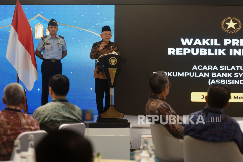 Wakil Presiden KH Maruf Amin memberikan sambutan dalam Silaturahmi Asbisindo di Kantor Pusat BSI, Jakarta, Senin (13/5/2024).