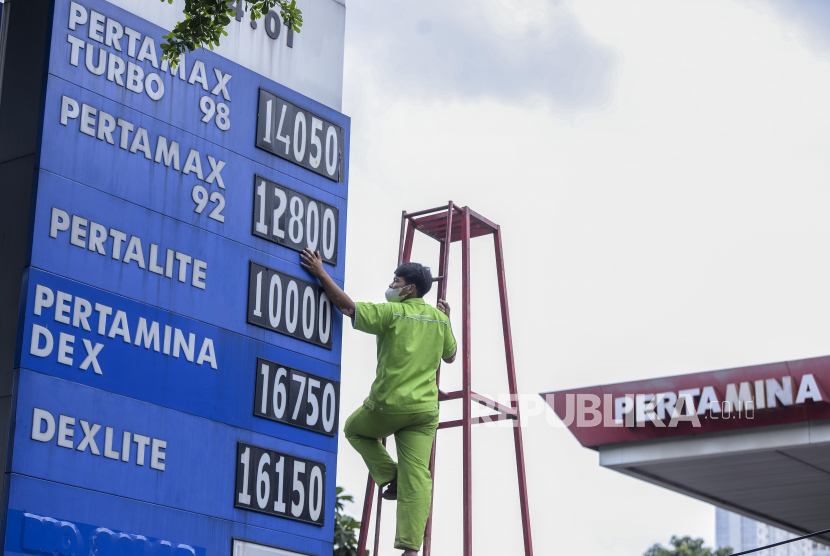 Petugas mengganti papan harga BBM di salah satu SPBU di kawasan Senen, Jakarta, Selasa (3/1/2023). Pemerintah resmi mengumumkan penurunan harga BBM jenis Pertamax dari Rp 13.900 per liter menjadi Rp 12.800 per liter, Pertamax Turbo dari Rp 15.200 per liter menjadi Rp 14.050 per liter, Dexlite dari Rp 18.300 per liter menjadi Rp 16.150 per liter dan Pertamina Dex dari Rp 18.800 per liter menjadi Rp 16.750 per liter yang mulai berlaku per 3 Januari 2023 pukul 14.00 WIB. Republika/Putra M. Akbar