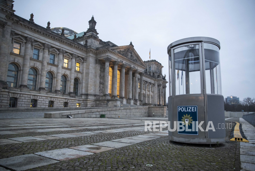  Sebuah kotak polisi berdiri di depan gedung parlemen Jerman Bundestag di Berlin, Jerman, 08 Januari 2021.