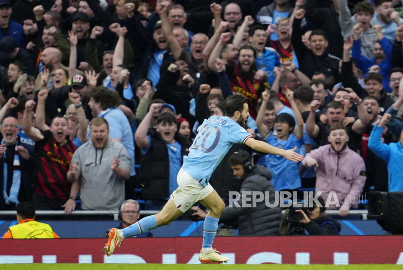 Pemain Manchester City Bernardo Silva melakukan selebrasi setelah mencetak gol pembuka pada pertandingan sepak bola leg kedua semifinal Liga Champions antara Manchester City dan Real Madrid di stadion Etihad di Manchester, Inggris, Kamis (18/5/2023) dini hari WIB.