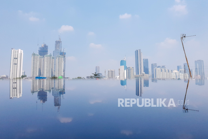 Refleksi gedung bertingkat di Jakarta, Kamis (26/8). Pemerintah mencatat realisasi pendapatan dan belanja negara (APBN) pada Oktober 2021 sebesar Rp 548,9 triliun  dari target Rp 1.006,4 triliun. 