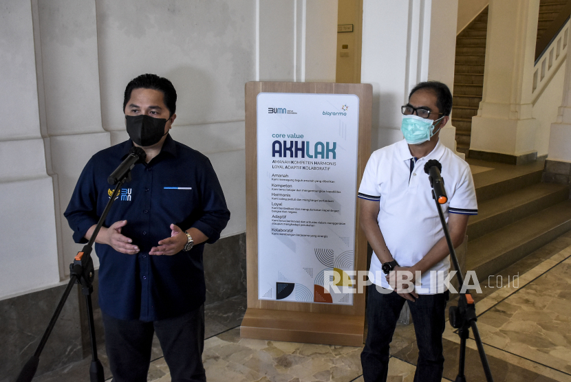 Menteri Badan Usaha Milik Negara (BUMN) Erick Thohir (kiri) didampingi Direktur Utama PT Bio Farma Honesti Basyir (kanan) menyampaikan keterangan pers saat kunjungan kerja di PT Bio Farma (Persero), Jalan Pasteur, Kota Bandung, Sabtu (10/7). Dalam kunjungan kerjanya di Bandung, Erick Thohir berkesempatan untuk memantau dan memastikan proses pendistribusian vaksin Covid-19 serta vaksin lainnya di PT Bio Farma terpantau secara baik sekaligus meninjau pelaksanaan vaksinasi Covid-19 di Stasiun Bandung. Republika/Abdan Syakura