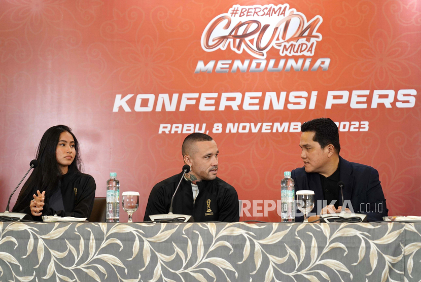 Ketua Umum PSSI Erick Thohir saat sesi press conference dengan Radja Nainggolan dan Sabreena Dressler terkait promosi Piala Dunia U-17 di Mandiri Club, Jakarta, Rabu (8/11/2023). 