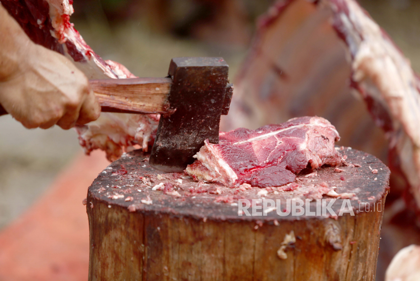 Pedagang daging sapi memajang daging sapi di pasar. Meski saat ini harga daging mencapai Rp 170 ribu/kg, tapi penjualan justru lesu.