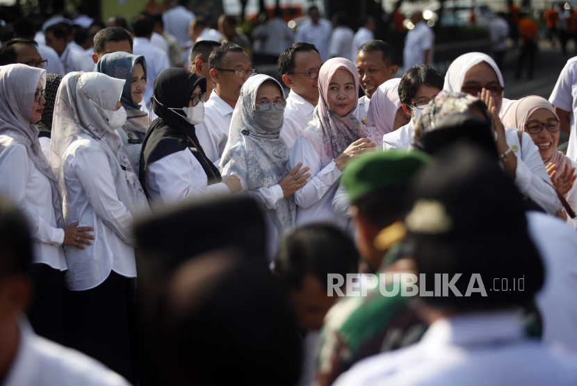 Sejumlah pegawai negeri sipil (PNS) mengikuti apel pagi di lingkungan Pemkab Bogor.