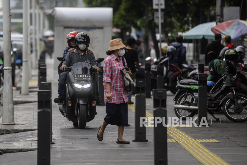 Pengendara motor melintasi trotoar di Jalan Salemba Raya, Jakarta. Anggota Komisi D DPRD DKI meminta pembangunan trotoar dikaji secara matang.
