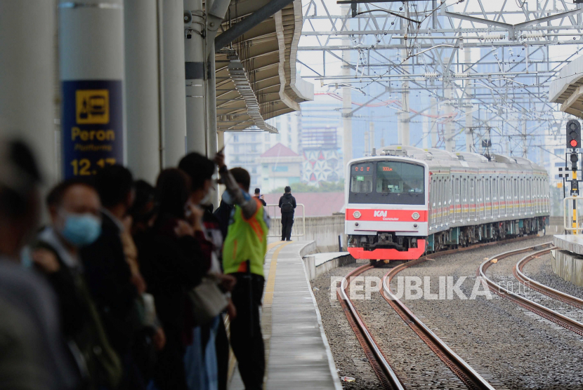 Penumpang bersiap menaiki KRL di Stasiun Manggarai, Jakarta, Ahad (12/2/2023). Gangguan Listrik Aliran Atas (LAA) yang sempat terjadi di Manggarai pada pukul 06.03 WIB hingga membuat jadwal perjalanan KRL terganggu tersebut sudah diselesaikan dan operasional KRL sudah berjalan normal kembali.