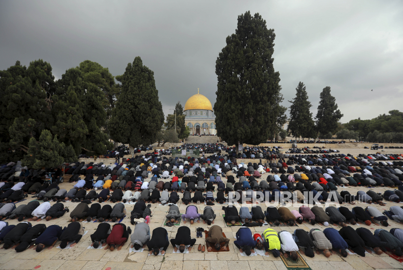 Alhamdulillah, Makin Banyak Mualaf di Israel. Pria Muslim shalat saat sholat Jumat, di samping Masjid Kubah Batu di kompleks Masjid Al Aqsa di kota tua Yerusalem, Jumat, 6 November 2020. 