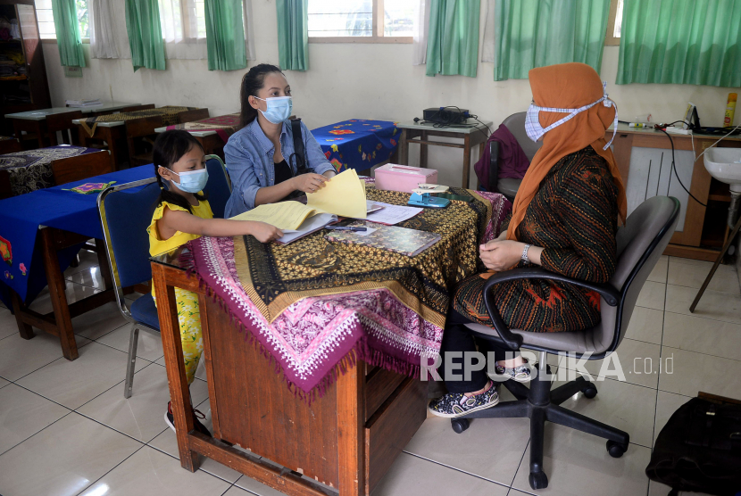 Pengambilan rapor anak. Jangan menghakimi anak jika nilainya tidak sesuai harapan.