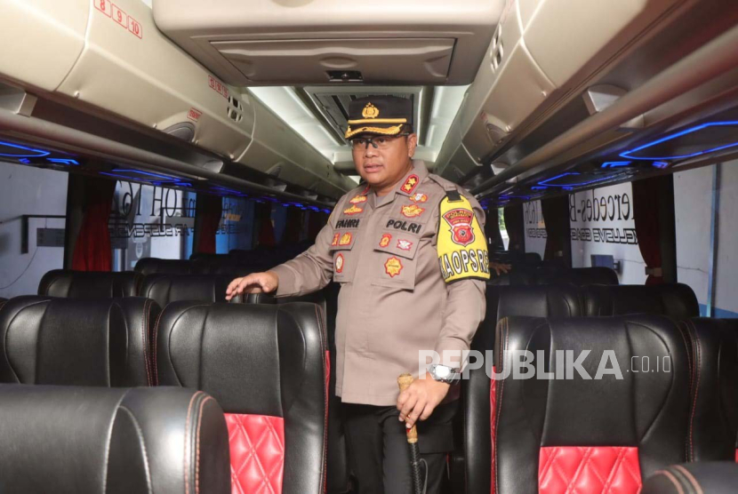 Kapolres Indramayu, AKBP M Fahri Siregar memimpin kegiatan ramp check kesiapan pengemudi dan angkutan umum lebaran dalam rangka Operasi Ketupat Lodaya 2024, Selasa (2/4/2024). 