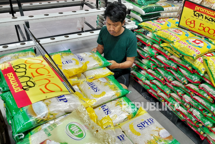 Pengunjung memilah beras SPHP di salah satu pusat perbelanjaan di Jakarta, Senin (9/10/2023).