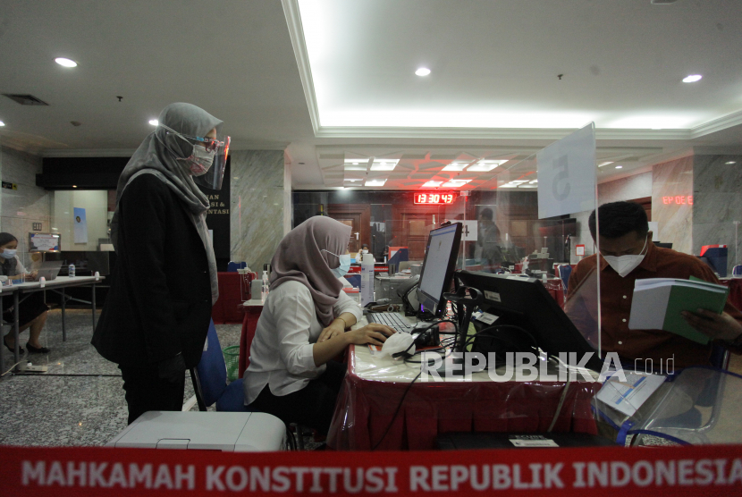 Petugas mengecek kelengkapan berkas gugatan pilkada serentak 2020 yang diajukan pemohon di Gedung Mahkamah Konstitusi (MK), Jakarta, Senin (21/12/2020). MK menerima 21 berkas Permohonan Perselisihan Hasil Pemilihan (PHP) Pilkada 2020 dari berbagai kota/kabupaten. 