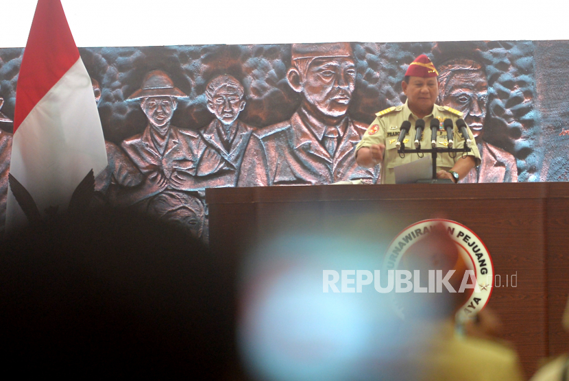 Sambutan Menteri Pertahanan, Prabowo Subianto saat menghadiri reuni akbar dan halal bihalal bersama Purnawarman TNI dan Polri di Jogja Expo Center, Yogyakarta, Rabu (3/5/2023). Sekitar 12 ribu purnawirawan yang tergabung dalam Purnawirawan Pejuang Indonesia Raya (PPIR) di DIY dan Jateng mrnghadiri reuni akbar ini. Dalam sambutannya Prabowo menyatakan siap kembali diusung menjadi Bacapres pada Pemilu 2024 mendatang.