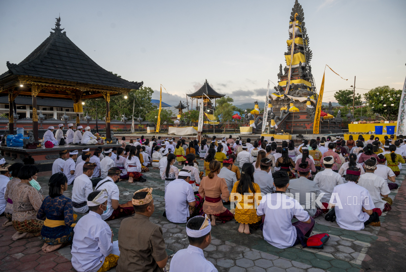 Umat Hindu melaksanakan persembahyangan Hari Galungan di Pura Agung Wanakerta Jagatnatha, Palu, Sulawesi Tengah, Rabu (8/6/2022). Persembahyangan itu dilakukan dalam tiga sesi yakni pagi, sore, dan malam hari untuk mengurangi kepadatan umat sehubungan dengan masih berlangsungnya situasi pandemi COVID-19. 