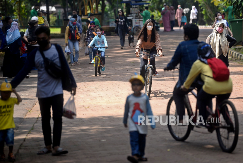 Sejumlah wisatawan bersepeda di Taman Margasatwa Ragunan, Jakarta (ilustrasi)