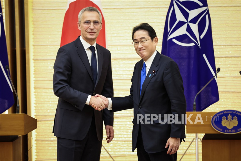 Sekretaris Jenderal NATO Jens Stoltenberg (kiri) dan Perdana Menteri Jepang Fumio Kishida berjabat tangan setelah mengadakan pengarahan media bersama di Tokyo, Jepang,  Selasa (31/1/2023). Stoltenberg mengunjungi Jepang untuk memperkuat hubungan bilateral antara negara tersebut dan UE.