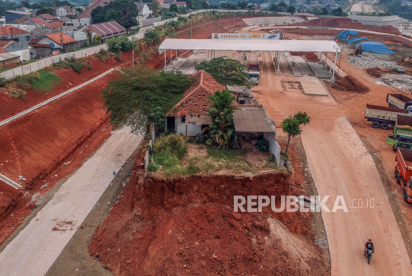 Foto udara rumah yang belum digusur pada proyek Jalan Tol Cijago seksi 3B. Kepala BPN Depok sebut rumah di tengah Tol Cijago sudah dibayar dan dieksekusi.