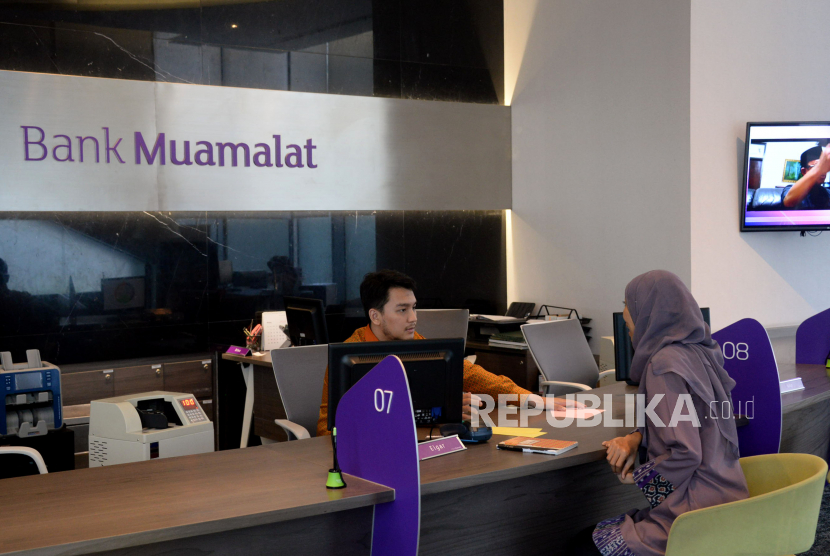 Ilustrasi petugas melayani nasabah di kantor pusat Bank Muamalat, Jakarta. Badan Pengelola Keuangan Haji (BPKH) telah menerima hibah saham sehingga mengubah struktur pemegang saham utama di PT Bank Muamalat Indonesia Tbk.  