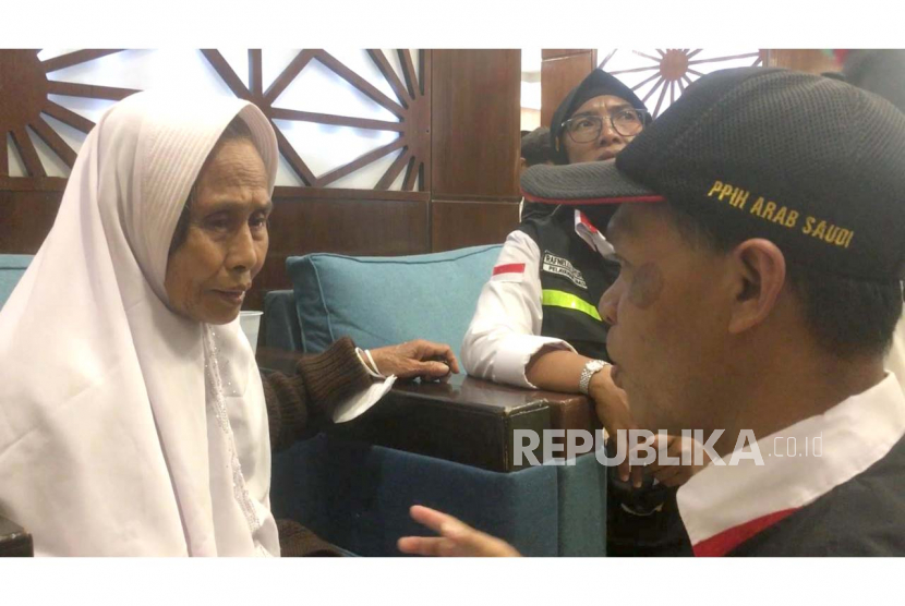 Marsina Markim Thohir, 78 tahun, bersama petugas layanan jamaah lansia saat berada di Hotel Abraj Tabaj, Madinah. Tim Layanan Lansia Tempel Imbauan Peduli Lansia di Hotel