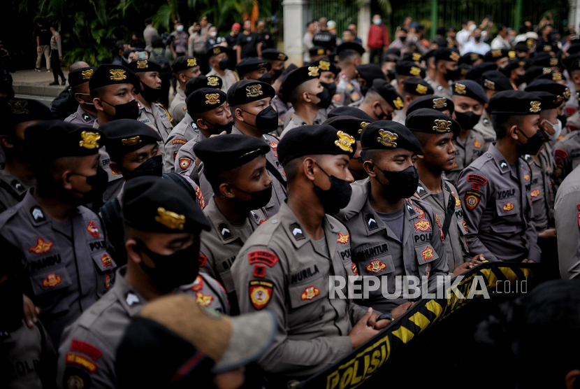 Personel Kepolisian berjaga saat aksi demonstrasi mahasiswa di kawasan Patung Kuda, Jakarta, Senin (5/8/2022).
