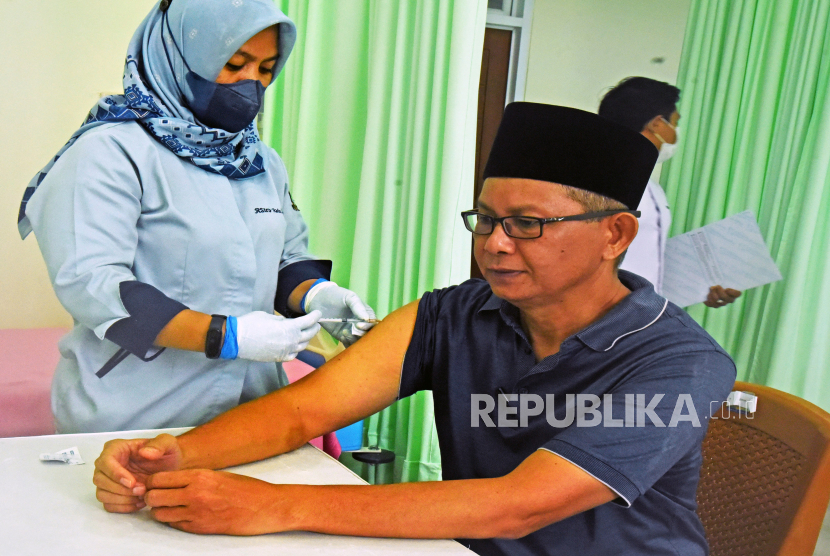 Petugas menyuntikkan vaksin meningitis kepada warga yang akan menunaikan ibadah haji di RSUD Kota Serang, Banten, Selasa (16/5/2023). Ketentuan vaksin untuk jemaah umroh berbeda dengan calon haji yang diwajibkan mendapatkan vaksin meningitis. 
