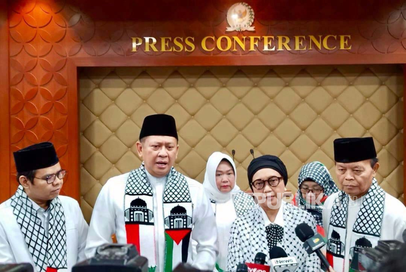 Menteri Luar Negeri (Menlu) Retno Marsudi mengharapkan terwujudnya gencatan senjata di Jalur Gaza pada 10 hari terakhir Ramadhan dan seterusnya, di Gedung Nusantara IV, Kompleks Parlemen, Jakarta, Senin (1/4/2024) malam. 