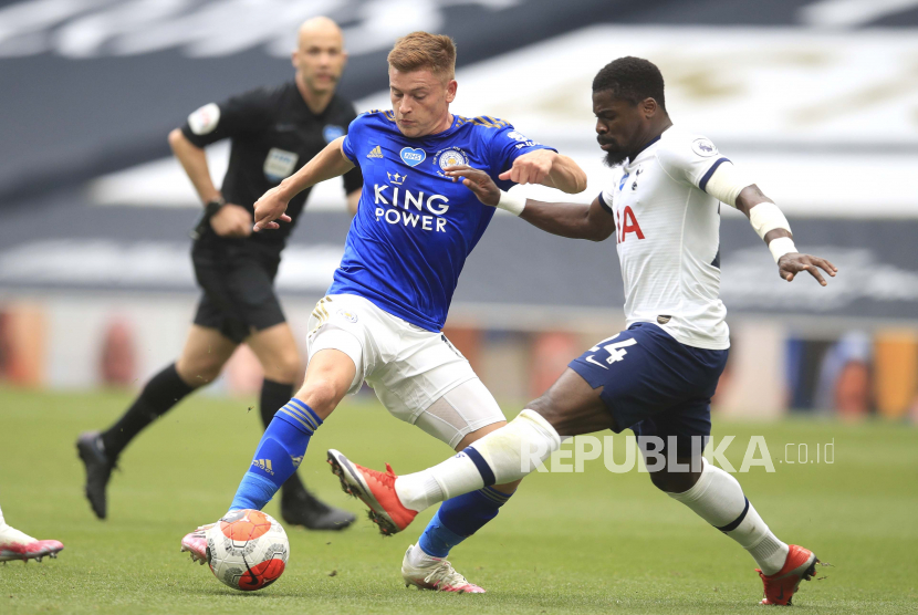 Serge Aurier (R) of Tottenham in action against Harvey Barnes (L) of Leicester during the English Premier League match between Tottenham Hotspur and Leicester City in London, Britain, 19 July 2020.  