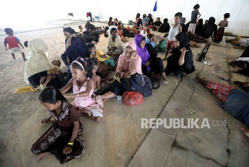 Pengungsi perempuan dan anak-anak Rohingya beristirahat di tempat penampungan sementara di basement gedung pemerintah di Banda Aceh, Indonesia, 12 Desember 2023.