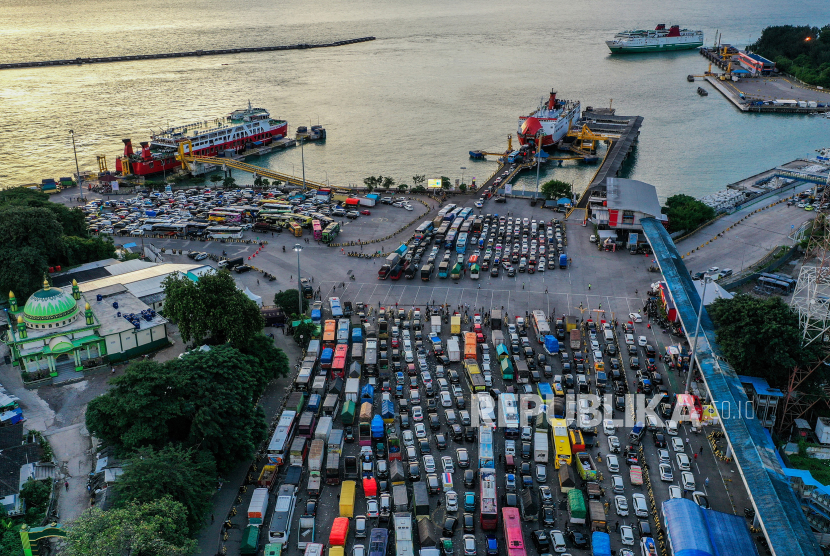 Sejumlah kendaraan pemudik mengatre untuk memasuki kapal Ferry di Pelabuhan Merak, Cilegon, Banten. PT ASDP Indonesia Ferry menyatakan puncak arus mudik tahun ini tertinggi sepanjang sejarah.