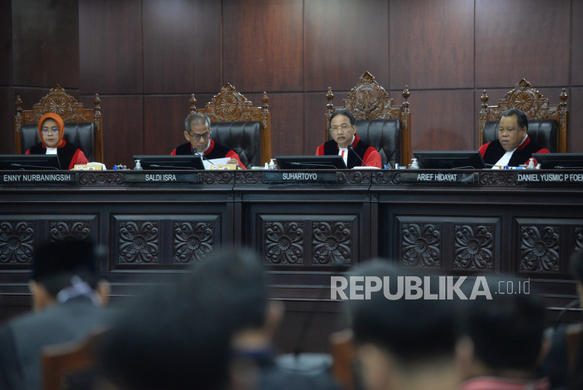 Ketua Hakim Konstitusi Suhartoyo (dua kanan) bersama hakim konstitusi lainnya memimpin jalannya sidang perkara Perselisihan Hasil Pemilihan Umum (PHPU) Pemilihan Legislatif (Pileg) 2024.