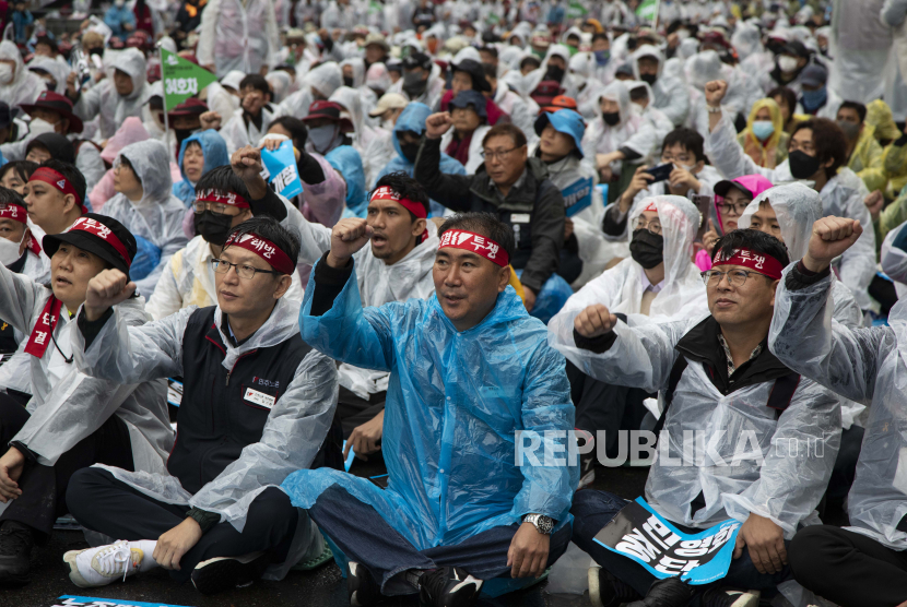 Anggota Konfederasi Serikat Buruh Korea Selatan (KCTU) menghadiri unjuk rasa menentang kebijakan perburuhan pemerintah di Seoul, Korea Selatan, 12 November 2022. Puluhan ribu pengunjuk rasa berkumpul untuk mendukung reformasi perburuhan dan kondisi kerja yang lebih baik.