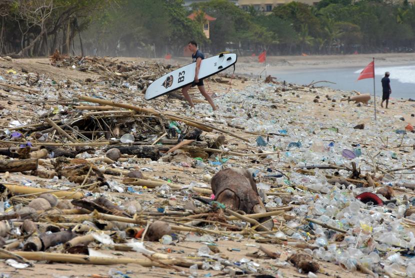 Sampah Berserakan Di Pantai Kuta | Republika Online