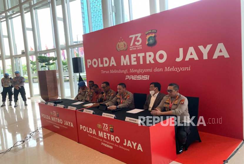 Tim khusus Polda Metro Jaya terkait penanganan kecelakaan yang menewaskan mahasiswa Universitas Indonesia (UI) M Hasya Attalah Syahputra (18 tahun) mencabut status tersangka Hasya di ICE BSD, Tangerang Selatan, Senin (6/2). Polda Metro Jaya minta maaf atas kekeliruan mereka dan cabut status tersangka Hasya.
