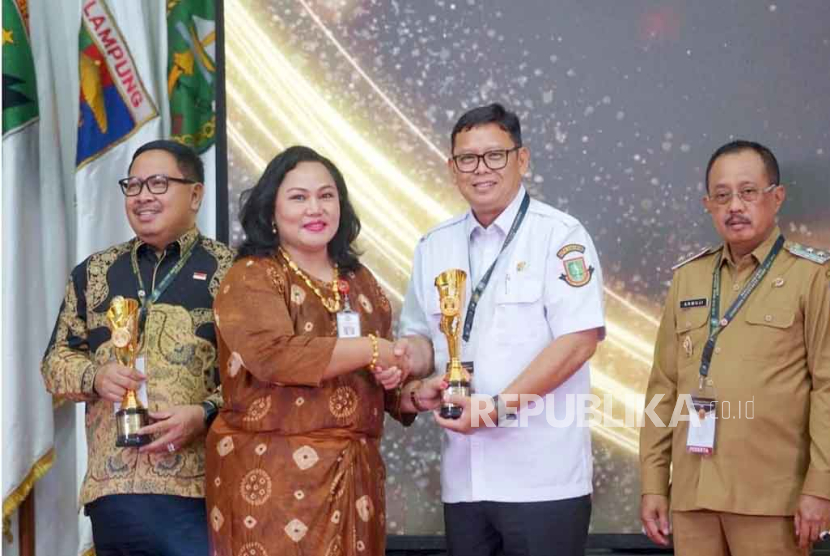 Penjabat (Pj) Wali Kota Sukabumi, Kusmana Hartadji menerima penghargaan Kota Sukabumi sebagai Kota Sangat Kreatif dalam ajang Innovative Government Award (IGA) tahun 2023 yang digelar Kementerian Dalam Negeri (Kemendagri) di Jakarta, Selasa (12/12/2023).