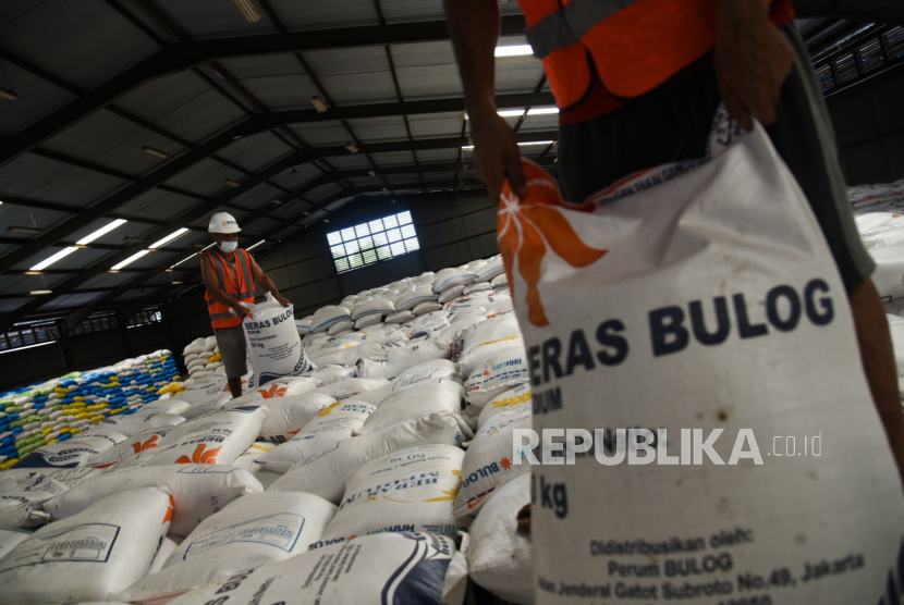 Pekerja bersiap mengangkut karung berisi beras di gudang Perum Bulog, Pulo Brayan Darat, Kota Medan, Sumatra Utara, Selasa (8/3/2022) (ilustrasi).