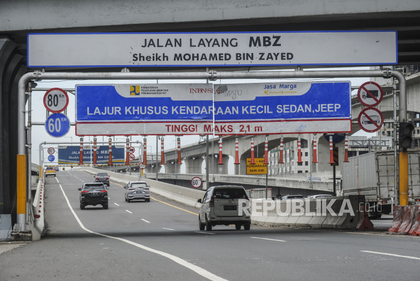 Kendaraan melintasi Jalan Layang Mohammed Bin Zayed (MBZ) Cikampek kilometer 10 yang telah dibuka kembali di Bekasi, Jawa Barat, Kamis (28/4/2022). 