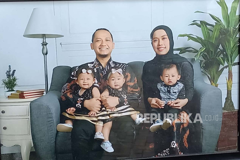Kepala Desa Cihanjuang Gagan Wirahma memperlihatkan foto keluarga dari Farid Ahmad yang menjadi korban kecelakaan pesawat jatuh di wilayah BSD, Serpong, Tangerang, Senin (20/5/2024).
