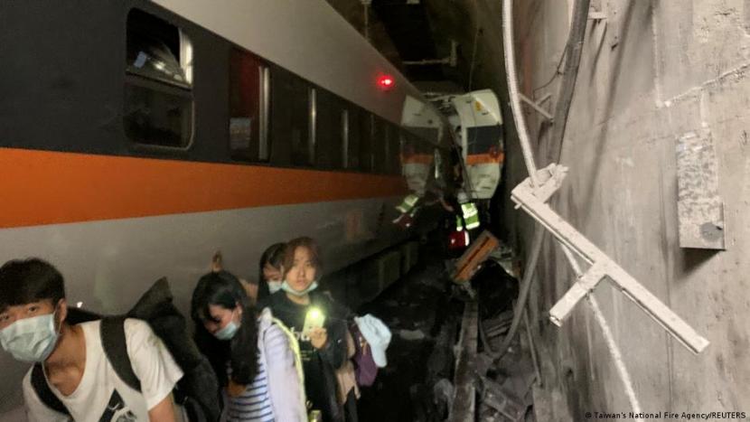 Menteri Transportasi Taiwan tawarkan undur diri menyusul kecelakaan kereta terburuk 