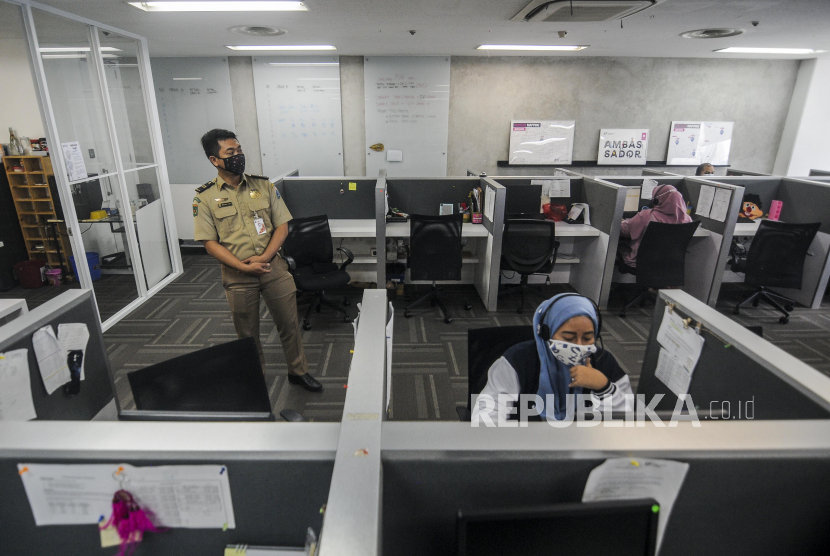 Petugas Dinas Tenaga Kerja, Transmigrasi dan Energi DKI Jakarta saat melakukan sidak ke salah satu perkantoran (ilustrasi).